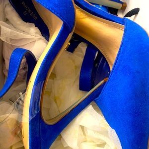 blue heels in women’s size 7